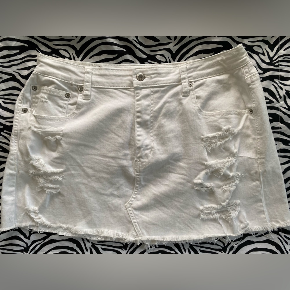 American Eagle Hi-Rise Festival Mini distressed raw hem white mini skirt Y2K